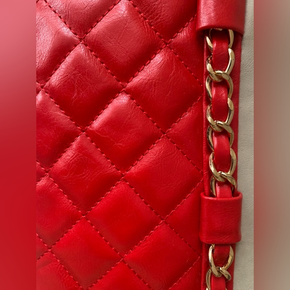 Quilted look. Gold hard wear. 2 straps. Pristine condition! - Picture 2 of 6